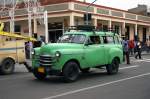 Plymouth Oldtimer auf den Strassen von Santiago de Cuba. Die Aufnahme stammt vom 11.07.2013.