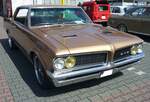 Pontiac GTO Coupe des ersten Modelljahres 1964. Das Coupe im Farbton saddle bronze wird durch einen V8-Motor angetrieben der aus einem Hubraum von 389 cui (6346 cm³), je nach Vergaserbestückung 325 PS oder 348 PS leistet. Oldtimertreffen an der Burgruine in Essen-Burgaltendorf am 26.05.2024.