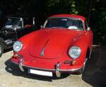 Porsche 356B 1600 Super 75 Coupe im Farbton rubinrot. Das abgelichtete Coupe stammt aus dem Modelljahr 1963. Der luftgekühlte Vierzylinderboxermotor hat einen Hubraum von 1582 cm³ und leistet 75 PS. Das Porsche-Werk gab die Höchstgeschwindigkeit damals mit 175 km/h und den Verbrauch mit 8,2 Litern Kraftstoff auf 100 Kilometern an. Oldtimertreffen an der Bleibergquelle Velbert am 22.09.2024.