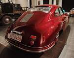 =Porsche 356, Bj. 1950, 1086 ccm, 40 PS, ausgestellt im Museum PROTOTYP in Hamburg, 09-2024. Das Museum schreibt: Dies ist der älteste noch existierende Porsche-Sportwagen  Made in Germany . Die Fahrgestellnummer 5006 kennzeichnet ihn als einer der allerersten Porsche 356 die in Deutschland gebauten wurden. Die Vergabe der Chassisnummer begann mit seinerzeit mit der Nummer 5001.