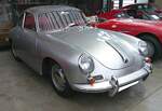 Porsche 356 1600C Coupe. Der 356 C war das letzte Modell der Ära Porsche 356. Von Juli 1963 bis April 1965 liefen 16.668 Modelle vom Typ 356 C vom Band. Das abgelichtete Coupe stammt aus dem letzten Modelljahr 1965. Der luftgekühlte Vierzylinderboxermotor hat einen Hubraum von 1582 cm³ und leistet im C 95 PS. Das Porsche-Werk gab die Höchstgeschwindigkeit damals mit 185 km/h und den Verbrauch mit 8,2 Litern Kraftstoff auf 100 Kilometern an. Classic Remise Düsseldorf am 11.01.2025.