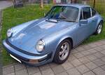 Porsche 911SC Coupe. Das gezeigte 911´er Coupe im Farbton karibikblau wurde 1978 erstmalig zugelassen. Es gehört somit zur so genannten G-Baureihe. Der im Heck verbaute, gebläsegekühlte, Sechszylinderboxermotor hat einen Hubraum von 2994 cm³ und leistet 180 PS. Oldtimer-Revival auf dem Gelände der Kokerei Zollverein in Essen am 28.07.2024.