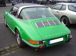 Heckansicht eines Porsche 911T Targa der Modelljahre 1968 bis 1973. Oldtimertreffen an Mo´s Bikertreff in Krefeld am 10.11.2024.