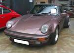 Porsche 911 Turbo Cabriolet aus dem Jahr 1988. Dieses seltene Porsche 911 Turbo Cabriolet der Baureihe 930 wurde werksseitig in der Farbe F9V5 cassisrotmetallic und einer dunkelroten Lederausstattung und farblich abgestimmten Verdeck im schwedischen Stockholm ausgeliefert. Die Auslieferung erfolgte am 14. September 1988. Da der Winter vor der Tür stand, entschied sich der Käufer das Cabriolet erst am 29. März 1989 zuzulassen. Der im Heck verbaute Sechszylinderboxermotor mit Turboaufladung hat einen Hubraum von 3258 cm³ und leistet genau 300 PS. Classic Remise Düsseldorf am 11.01.2025.