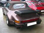 Heckansicht eines Porsche 911 Turbo Cabriolet aus dem Jahr 1988 im Farbton F9V5 cassisrotmetallic. Classic Remise Düsseldorf am 11.01.2025.