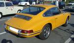 Profilansicht eines Porsche 912 im Farbton signalgelb. Oldtimerbrunch am Cafe del sol in Gelsenkirchen am 09.03.2025. 