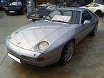 Porsche 928GTS aus dem Jahr 1993. Bei der Konstruktion des ab 1978 produzierten 928 stand der Leichtbau im Vordergrund. So wurden die Türen, die vorderen Kotflügel sowie die Motorhaube aus Aluminium statt aus Stahlblech gefertigt. Der 928 hat runde, in die Kotflügel integrierte Hauptscheinwerfer, die elektrisch hochklappbar sind. Das abgerundete Fließheck wird von der großen Scheibe der Heckklappe dominiert. Der gezeigte 928 GTS im Farbton poarsilber war die letzte Entwicklungsstufe dieser Baureihe. Er hat verbreiterte hintere Kotflügel, ein rotes Leuchtenband am Heck, einen in Wagenfarbe lackierten Heckflügel, Außenspiegel im Cup-Design sowie serienmäßig 17-Zoll Cup-Felgen, die bei diesem Fahrzeug aber wohl ausgetauscht wurden. Der V8-Motor hat einen Hubraum von 5397 cm³ und leistet 350 PS. Die Zuffenhausener gaben die Höchstgeschwindigkeit mit 275 km/h an. Bei seinem Verkaufsstart im Jahr 1992 betrug der Basispreis für einen solchen 928 GTS DM 85.840,00. Classic Remise Düsseldorf am 17.09.2024.