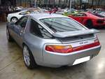 Heckansicht eines Porsche 928GTS im Farbton polarsilber aus dem Jahr 1993. Classic Remise Düsseldorf am 01.11.2024.