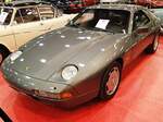 Porsche 928 S4, produziert von 1987 bis 1991. Der S4 war die Weiterentwicklung des seit 1980 gebauten Porsche 928S. Der auch optisch leicht modifizierte S4 wurde nun von einem V8-Motor mit einem Hubraum von 4957 cm³ und einer Leistung von 320 PS angetrieben. Die Höchstgeschwindigkeit gab man in Zuffenhausen mit 270 km/h an. War ein Automaticgetriebe verbaut reduzierte sich diese um 5 km/h. Essen Motor Show am 04.12.2024.