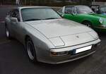 Porsche 944. Der 944´er wurde auf der IAA des Jahres 1981 vorgestellt und stand ab Januar 1982 bei den Händlern. Optisch wirkte der Porsche 944 dank der breiteren Kotflügel eindrucksvoller als der  schmalbrüstige  Porsche 924. Motorisiert war der Wagen mit einem  halbierten  V8-Motor aus dem Porsche 928. Dieser Motor hatte bis 1988 einen Hubraum von 2479 cm³ und leistete 160 PS. Nach den Werksferien 1988 erhöhte sich der Hubraum auf 2681 cm³ mit einer Leistung von 165 PS. Bei seiner Markteinführung im Januar 1982 stand ein solcher Wagen mit einem Kaufpreis von DM 38.900,00 in der Preisliste der Porsche AG. Oldtimertreffen an Mo´s Bikertreff in Krefeld am 10.11.2024.