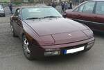 Porsche 944 Cabriolet. Vorgestellt wurde der Porsche 944 auf der IAA Frankfurt im Jahr 1981. Zunächst allerdings nur als Coupe. Der dem Porsche 924 sehr ähnliche 944´er unterschied sich optisch durch die breiteren Kotflügel vom 924. Im Spätherbst 1987 nahmen die Zuffenhausener zusätzlich ein Cabriolet in die Modellpalette dieser Modellreihe auf. Bei seiner Vorstellung schlug ein solches Cabriolet mit einem Kaufpreis von mindestens DM 76.700,00 zu Buche. Motorisiert ist dieses Cabriolet im Farbton maraschino rotmetallic mit einem Vierzylinderreihenmotor (einem halbierten V8-Motor aus dem Porsche 928). Dieser hat einen Hubraum von 2479 cm³ und leistet, je nach Ausstattung, 163 PS oder 190 PS. Oldtimertreffen an Mo´s Bikertreff in Krefeld am 09.02.2025.