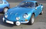 Alpine Renault A110, produziert von 1962 bis 1977. Während seiner Produktionszeit beherrschte der A110 die Rallyepisten der Welt. Der bereits 1961 vorgestellte A110 war anfangs mit einem getunten Motor aus dem Renault R8 ausgerüstet. Es handelte sich um einen Vierzylinderreihenmotor mit einem Hubraum von 1.0 Liter, der im Heck verbaut wurde. Später gab es Motorversionen mit 1.296 cm³ (Der Wagen auf dem Foto) und 1.565 cm³. Der Wagen hat einen Hubraum von genau 1296 cm³ und leistet 103 PS. Diese Motorleistung verhilft der Flunder aus Dieppe zu einer Höchstgeschwindigkeit von 205 km/h. French Car Devotion am 03.10.2024 an Mo´s Bikertreff in Krefeld.