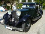 Rolls Royce Phantom II Sports Limousine aus dem Jahr 1934. Der Phantom II, der im Oktober 1929 auf der Olympia Motor Show vorgestellt wurde, war der letzte große Rolls Royce mit einem Sechszylinderreihenmotor. Bei einem Hubraum von 7668 cm³ lag eine Leistung von 120 PS bis 130 PS an. Die Höchstgeschwindigkeit soll bei 90 m/ph, also rund 145 km/h gelegen haben. Den Aufbau dieses Phantom II besorgte James Young coachworks aus Bromley, einem Vorort von London. Als interessantes Zubehör galten eine aufzuklappende Windschutzscheibe, herunterziehbare Sonnenblenden, ausklappbare Zusatzsitze, herunterklappbare Picknicktische und ein vom Fahrer zu bedienendes Rollo für die Heckscheibe. Es handelt sich um den ehemaligen Dienstwagen des Royal Navy Headquarters in Portsmouth. Oldtimertreffen an der Bleibergquelle Velbert am 22.09.2024.