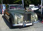 Rolls Royce Silver Cloud I, gebaut von 1955 bis 1959. Der Silver Cloud I war der letzte Rolls Royce mit einem Sechszylinderreihenmotor. Dieser Motor hat einen Hubraum von 4887 cm³ und leistet 180 PS. Seine lange, fast schon stromlinienförmig wirkende Karosserie verhalf ihm zu einem weltweiten Verkaufserfolg. Viele Verbesserungen, sowohl technische, als auch an der Karosserie, machten ihn zum bis dahin bestverkäuflichen Rolls-Royce. Oldtimertreffen an der Bleibergquelle Velbert am 22.09.2024.