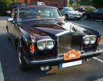 Rolls Royce Silver Shadow II, produziert im Werk Crewe von 1977 bis 1980. Als Silver Shadow wurde dieses Modell bereits im Jahr 1965 vorgestellt. Mit fast 29.000 verkauften Fahrzeugen in beiden Baureihen, war die Baureihe Silver Shadow bis in die 1980´er Jahre der meist verkaufte Rolls Royce. Der V8-Motor, dieser im Farbton regal red lackierten Limousine, hat einen Hubraum von 6750 cm³ und leistet 201 PS. Der gezeigte Wagen stammt aus dem letzten Modelljahr 1980. 11. Saarner Oldtimer Cup am 01.09.2024 in Mülheim an der Ruhr-Saarn.