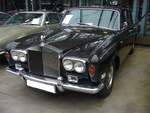 Rolls Royce Silver Shadow I, gebaut in Crewe in den Jahren von 1965 bis 1977. Der gezeigte Wagen verließ 1970 die Werkshallen von Rolls Royce. Mit dem Silver Shadow I brachte der Hersteller aus Crewe/Cheshire ein höchst innovatives Modell auf den Markt. Es war der erste RR mit selbst tragender Karosserie. Der V8-Motor hat einen Hubraum von 6141 cm³ und leistet 178 PS. Insgesamt wurden von diesem Modell 20.605 Fahrzeuge gebaut. Classic Remise Düsseldorf am 01.11.2024.