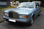 Rolls Royce Silver Spirit I, wie er von 1980 bis 1989 gebaut wurde. Der Silver Spirit der Series I wurde unter den Gesichtspunkten von größtmöglicher Sicherheit, von Abgasvorschriften und und Verbrauchsnormen, insbesondere in den USA und Japan, entwickelt. Motorisiert ist dieser RR mit einem V8-Motor, der aus einem Hubraum von 6750 cm³ 241 PS mobilisiert. Der gezeigte Silver Spirit wurde erstmalig im Mai 1985 zugelassen und ist im Farbton oceanblue metallic lackiert. Oldtimertreffen beim Theater an der Niebu(h)rg am 20.10.2024 in Oberhausen/Rhld.