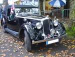 Rover Twelve Sports Tourer aus dem Jahr 1948. Dieses Modell kam bereits 1935 auf den Markt und wurde, bedingt durch WW2 1940 eingestellt. Die Baureihe war damals als viertürige Limousine, viertüriger Phaeton, offener Tourenwagen und eben als Sports Tourer (Foto) lieferbar. Ende 1945 nahm Rover die Produktion ihrer PKW-Modelle wieder auf. Einziger, großer Unterschied zum Vorkriegsmodell, war der nun angesetzte Kofferraum am Fahrzeugheck. Der Vierzylinderreihenmotor hat einen Hubraum von 1496 cm³ und leistet rund 48 PS. Oldtimertreffen beim Theater an der Niebu(h)rg am 20.10.2024 in Oberhausen/Rhld.