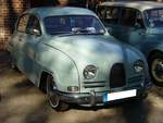 Saab 96. 1960 - 1980. Der Saab 96 basierte auf dem ähnlich aussehenden Vorgängermodell Saab 93. Angetrieben wird dieses schwedische  Buckeltier  von einem Dreizylinderreihenzweitaktmotor mit Umkehrspülung, der aus einem Hubraum von 841 cm³ eine Leistung von 38 PS auf die angetriebenen Vorderräder überträgt. Die Höchstgeschwindigkeit liegt bei 125 km/h. Oldtimertreffen an der Niebu(h)rg in Oberhausen am 07.10.2018.