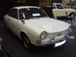 Simca 1000 Coupe, produziert von 1962 bis 1967. Diese, von Bertone gezeichnete, Coupe-Version des Simca 1000 wurde 1962 auf dem Genfer Salon vorgestellt. Der im Heck verbaute Vierzylinderreihenmotor hat einen Hubraum von 944 cm³ und leistet 40 PS. Aufgrund seines relativ hohen Preises verkaufte sich dieses Coupe in Deutschland nicht sonderlich gut. Der gezeigte Simca im Farbton gletscherweiß wurde im Jahr 1966 erstmalig in der Schweiz zugelassen. Essen Motor Show am 04.12.2024.