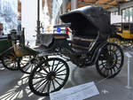 Dieser Daimler Riemenwagen wurde im Jahr 1895 gebaut. (Verkehrszentrum des Deutschen Museums München, August 2020)