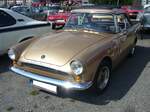 Sunbeam Alpine MK3 GT , wie er von März 1963 bis Januar 1964 gebaut wurde. Der Sportzweisitzer Alpine wurde 1959 vorgestellt und bis 1968 in insgesamt fünf Baureihen produziert. Das Modell GT mit dem fest installierten Hardtopdach war lediglich in der Modellreihe MK3 im Verkaufsprogramm von Sunbeam. Der Vierzylinderreihenmotor hat einen Hubraum von 1592 cm³ und leistet 83 PS. Oldtimer-Revival auf dem Gelände der Kokerei Zollverein in Essen am 28.07.2024.