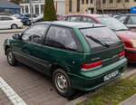 Rückansicht: dreitürer Suzuki Swift Mk2 Facelift in der Farbe: Deep Green (Tiefgrün).