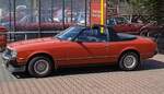 Profilansicht eines Toyota Celica Cabriolet. Auf der Basis des 1978 erschienen Modellreihe Celica TA4/RA4 baute die Firma Tropical aus dem badischen Crailsheim dieses formschöne Cabriolet um. Der Kunde konnte beim Cabriolet die gleichen Motorisierungen wie beim Coupe wählen. Zur Auswahl standen zwei Vierzylinderreihenmotoren mit einem Hubraum von 1588 cm³ und 90 PS oder 1968 cm³ mit 123 PS. Oldtimertreffen an der Burgruine in Essen-Burgaltendorf am 26.05.2024.