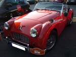 Triumph TR3 im Farbton signalred, gebaut von 1955 bis 1957. Die TR3 Roadster aus Coventry waren ein Verkaufsschlager. Der Vierzylinderreihenmotor leistet 95 PS aus einem Hubraum von 1991 cm³. Im Jahr 1957 erschien der Facegeliftete TR3A der noch bis 1962 mit der gleichen Motorisierung weiter gebaut wurde. Der gezeigte Wagen wurde Anfang 1957 erstmalig zugelassen. 11. Saarner Oldtimer Cup am 01.09.2024 in Mülheim an der Ruhr-Saarn.