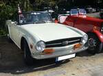 Triumph TR6 im Farbton purewhite, produziert in den Jahren von 1970 bis 1976. Im Jahr 1970 erschien der letzte Abkömmling der klassischen Triumph TR-Baureihe in Form des TR6. Die Karosserie hatte der legendäre Italiener Giovanni Michelotti (*1921 +1980) gezeichnet. Der Sechszylinderreihenmotor des TR6 stammt vom Triumph 2000 und wurde auf 2498 cm³ Hubraum aufgebohrt. Dieser Motor leistet 150 PS und beschleunigt den TR6 auf eine Höchstgeschwindigkeit von 190 km/h. Oldtimertreffen an der Bleibergquelle Velbert am 22.09.2024.