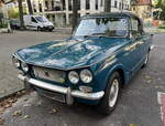 Triumph Vitesse 2 Litre, Cabriolet. Baujahre von 1962 bis 1971. 6-Zylinder Ottomotor mit 2,0 Liter Hubraum. Leistung: 104 PS / 76,5 kW. Beschleunigung : 0 > 100 km/h in 13 Sekunden. Vmax 165km/h. Foto: Im August 2024 