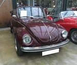 VW Typ 15 (Käfer Cabriolet) im Farbton bordeaux rot metallic aus dem Jahr 1974. Dieses  Krabbeltier  wurde im Jahr 2020 umfangreich restauriert. Neben etlichen optischen Verbesserungen, wie z.B. eine Echtleder-Innenausstattung, einem neuem Cabrioverdeck und einem Raid-Sportlenkrad, wurde auch kräftig an der Motorisierung gewerkelt. Der Vierzylinderboxermotor hat in diesem Typ 15 einen Hubraum von 1776 cm³ und leistet 85 PS. Classic Remise Düsseldorf am 11.01.2025.