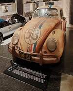 =VW Käfer HERBIE, Bj. 1963, 1192 ccm, 34 PS, ausgestellt im Museum PROTOTYP im Hamburg, 09-2024. Dieser Käfer wurde mit Originalteilen aus dem Walt-Disney-Fundus wieder aufgebaut.