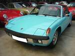 VW-Porsche 914.4 2.0, gebaut von 1973 bis 1976. Der so genannte  Volksporsche  wurde bereits im Jahr 1969 vorgestellt. Der Mittelmotor Targa war während seiner siebenjährigen Produktionszeit mit etlichen Motorisierungen lieferbar. Hier wurde ein 914.4 2.0 abgelichtet. Der Wagen ist im Farbton olympiablau lackiert. Als Antrieb dient diesem Fahrzeug ein Vierzylinderboxermotor mit einem Hubraum von 1971 cm³ und einer Leistung von 101 PS Die Höchstgeschwindigkeit liegt bei 190 km/h. Classic Remise Düsseldorf am 27.08.2024.