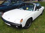 VW Porsche 914.4, gebaut von 1969 bis 1975. Vom sogenannten  Volksporsche  wurden während der gesamten Produktionszeit genau 118.978 Einheiten verkauft. Besonders in den USA war der Wagen ein Verkaufserfolg. Die Boxermotoren war als Mittelmotor verbaut. Oldtimer Revival am 28.07.2024 auf dem Gelände der Kokerei Zollverein in Essen.