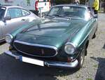 Volvo P 1800 S im Farbton ljusgrön, gebaut von 1963 bis 1972. Das von  Frua  gezeichnete Coupe stand bereits ab 1961 bei den Volvo-Händlern. Anfangs wurde der Wagen bei Jensen in West Bromwich/GB montiert. Aufgrund von Qualitätsmängeln, wurde die Produktion im Jahr 1963 ins Volvo-Stammwerk Lundby bei Göteborg verlegt. Die hier produzierten Fahrzeuge sind am Buchstaben S (für Schweden bzw Sverige) in der Typenbezeichnung erkennbar. Von 1961 bis 1968 hatte der P1800 einen Vierzylinderreihenmotor mit einem Hubraum von 1778 cm³ und einer Leistung von 103 PS. Nach den Werksferien des Jahres 1968 wurde der sogenannte B2-Motor mit einem Hubraum von 1985 cm³ und einer Leistung von 124 PS verbaut. Da der gezeigte P1800S ein solches Modell ist dürfte er ab Sommer 1968 gebaut worden sein. Oldtimer-Revival auf dem Gelände der Kokerei Zollverein in Essen am 28.07.2024.