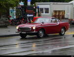 Oldtimer Volvo S unterwegs bei Regen in Montreux am 2024.12.14