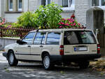 Dieser Volvo 940GL kann seine (vorherige) Nutzung als Taxi kaum verbergen. (Solingen, Juli 2024)