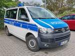 =VW T5 als Einsatzfahrzeug der BUNDESPOLIZEI steht am Bahnhof in Binz, 06-2024