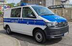 =VW T6 der Bundespolizei steht am HBF in Hamburg, 05-2024