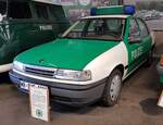 =Opel Vectra A, als ehemaliges Einsatzfahrzeug der hessischen Polizei, ausgestellt im Polizei-Oldtimer-Museum Marburg, Oktober 2023.