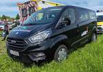 =Ford Transit Custom als Crewbus von MEDCAREPROFESSIONAL, einem Unternehmen für Internationale Ambulance- und Intensivtransporte, steht im Mai 2024 auf dem Besucherparkplatz der RettMobil in