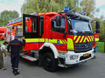 Mercedes Benz Feuerwehrfahrzeug, am Tag der Rettungsdienste wird dem Publikum erklrt was alles zu einem Einsatz in so einem Fahrzeug mitgefhrt wird.