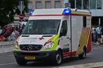 Mercedes Benz Sprinter, vom luxemburgischen Roten Kreuz, nahm an der Militärparade zum Nationalfeiertag in der Stadt Luxemburg teil.