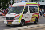 Mercedes Benz Sprinter, Krankenwagen vom luxemburgischen Roten Kreuz, fuhr in der Kolonne bei der Militärparade in der Stadt Luxemburg mit.