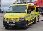 =VW Crafter II der Ambulanse steht am Schiffsanleger in Harstadt/Norwegen zur Versorgung eines Kreuzfahrtteilnehmers, 09-2024 