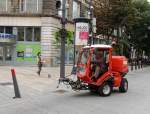 Gefhrt zur Pflanzenbewsserung, zieht aufgrund seines Lrmpegels die Blicke in der Innenstadt von Budapest auf sich; 130827