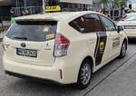 =Toyota Prius-Taxi steht im Mai 2024 in der Hamburger Hafencity