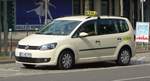 =VW Touran als Taxi unterwegs in Karlsruhe im Juli 2018