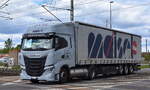 Maisel Transport & Logistik GmbH mit einem Sattelzug mit IVECO S-WAY 450 Zugmaschine mit Erdgasantrieb am 18.04.24 Höhe Bahnübergang Bahnhof Rodleben.